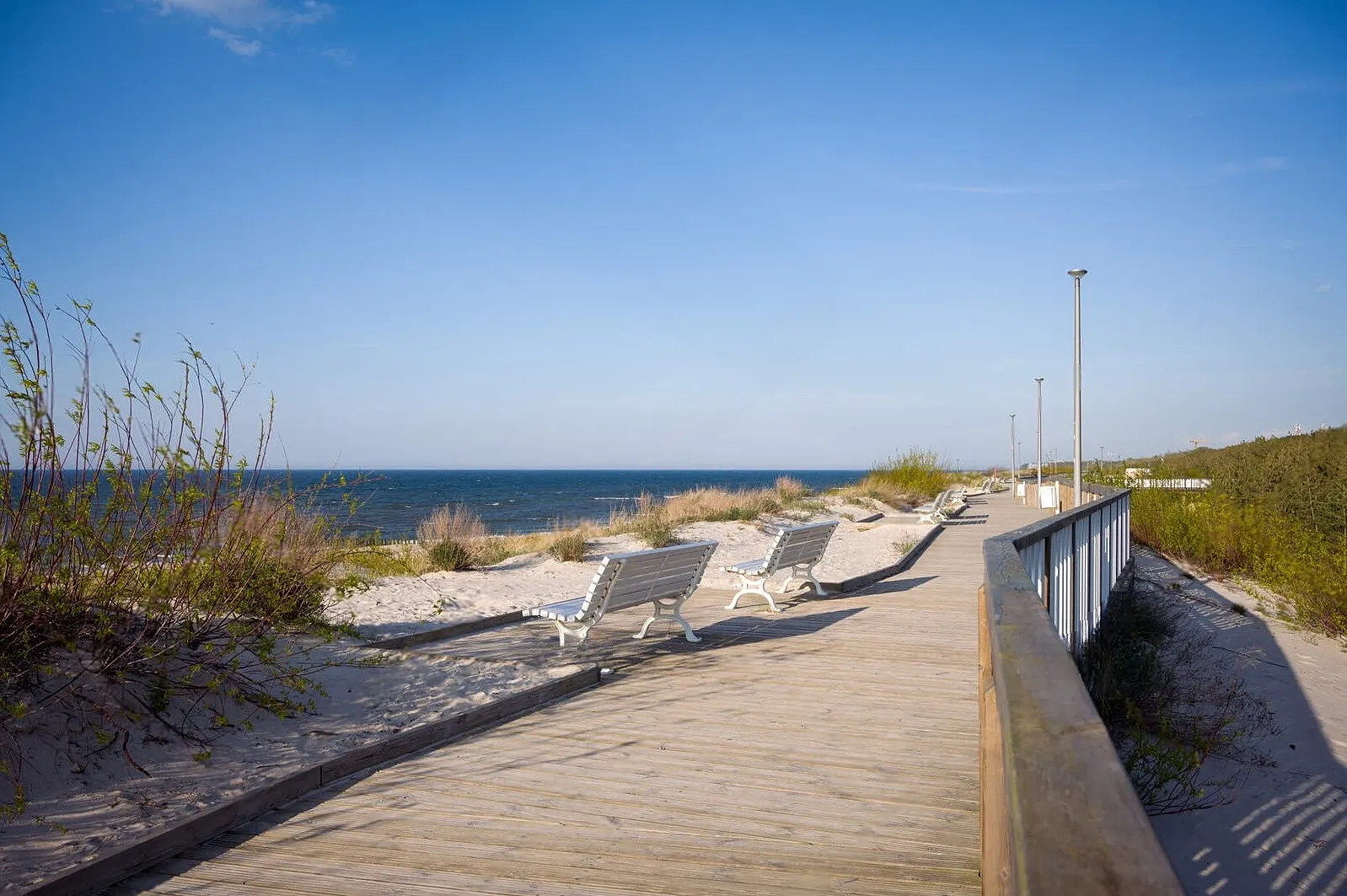 Promenada i plaża w Dziwnowie tuż przy Willi Oliw